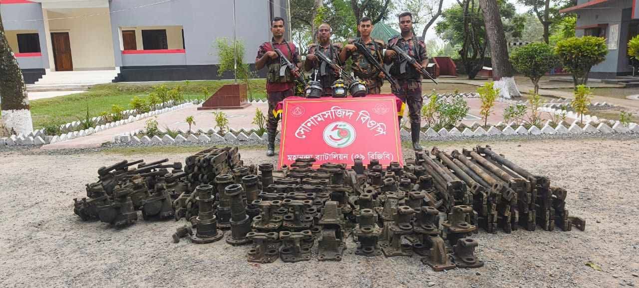 চাঁপাইনবাবগঞ্জের শিবগঞ্জ সীমান্তে ৫৯ বিজিবি’র অভিযানে চোরাই পথে আসা ট্রাকের ২৫ লক্ষ টাকার যন্ত্রাংশ জব্দ।