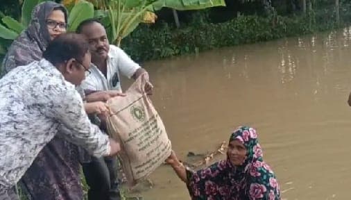 পাহাড়ি ঢলে নিম্নাঞ্চল প্লাবিত, ১৫ পরিবারকে প্রশাসনের সহায়তা