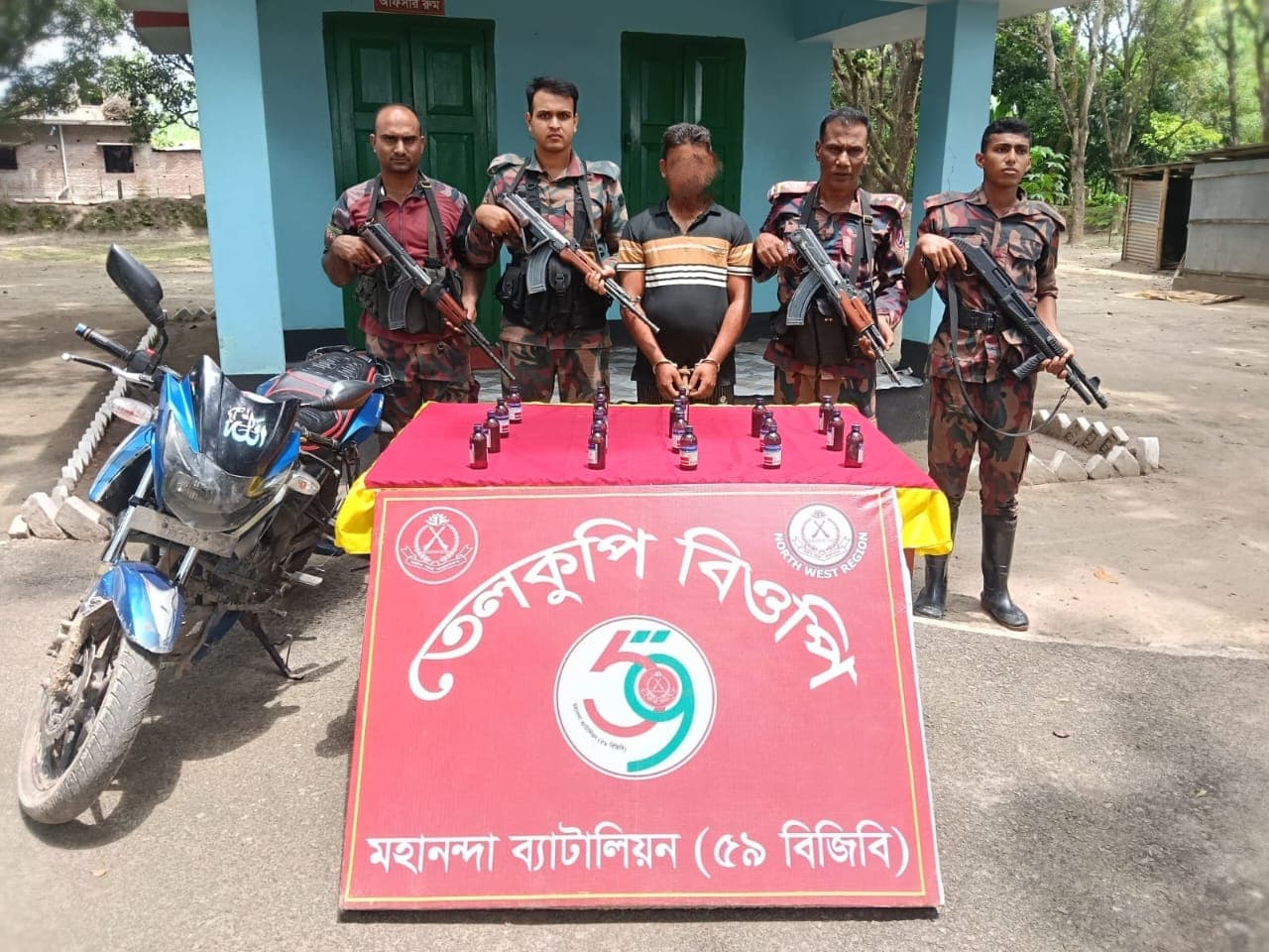 শিবগঞ্জে ৫৯ বিজিবি’র অভিযানে তেলককুপি সীমান্তে মোটরসাইকেল ও ১৮ বোতল  নেশাজাতীয় স্কাফসিরাপ সহ আটক ১