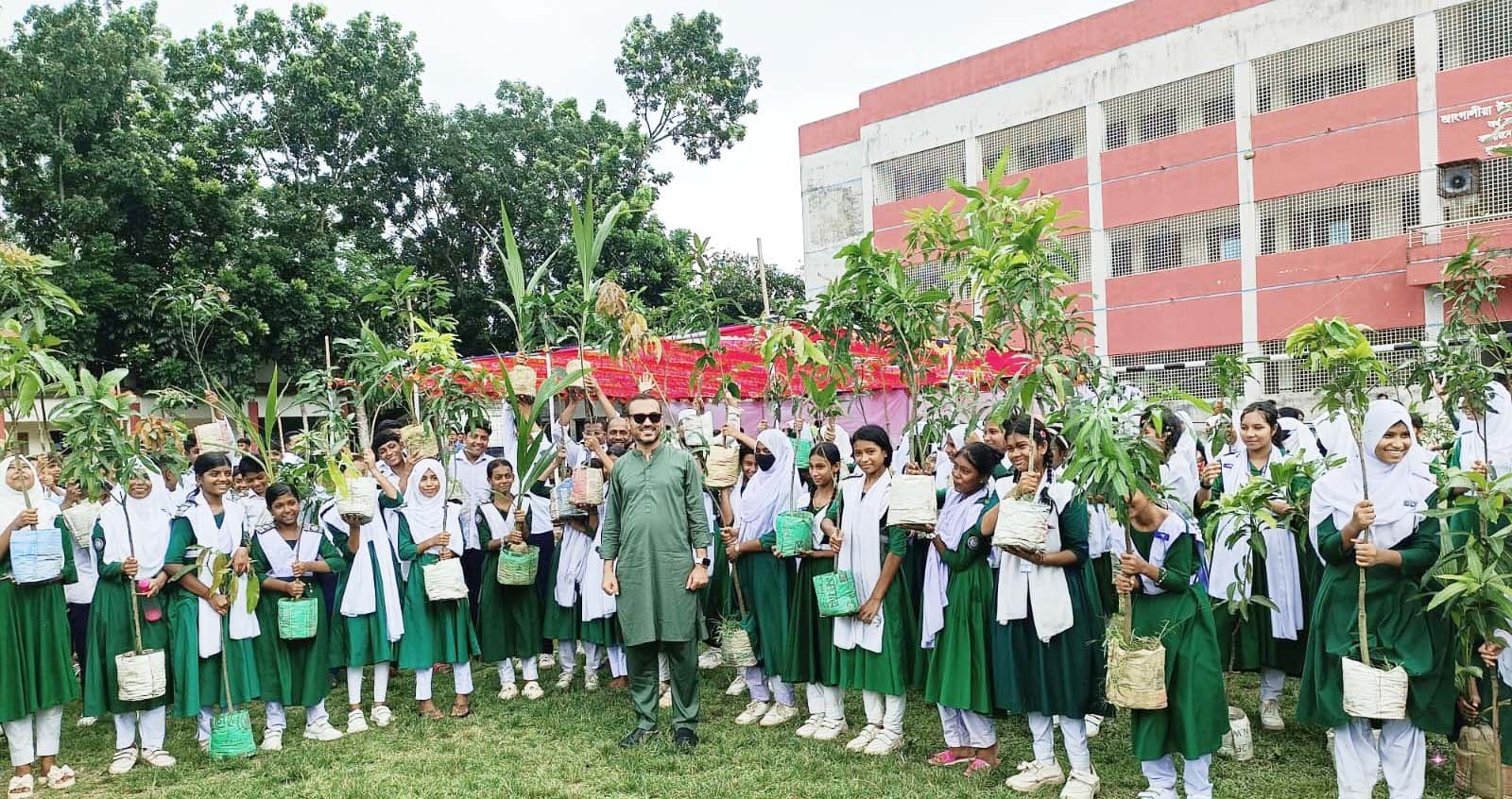 ভবিষ্যৎ প্রজন্মের জন্য বাসযোগ্য পরিবেশ নিশ্চিত করতে বেশি বেশি গাছ লাগানোর বিকল্প নেই -ইউএনও, এটিএম কামরুল ইসলাম