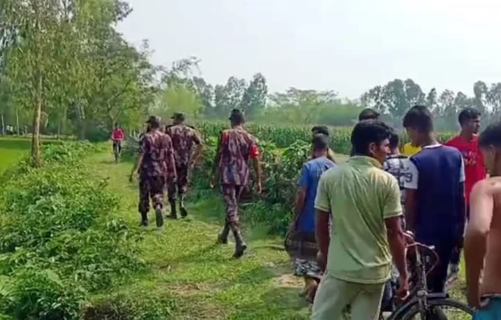নিজের মাটিতে কৃষককে মারধর বিএসএফ-এর, শত শত গ্রামবাসীর তোপে অস্ত্র ফেলে পলায়ন