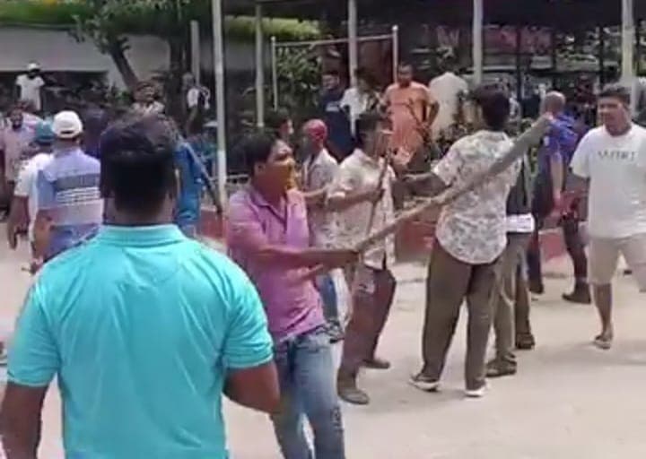 দিনাজপুরে শ্রমিক নেতা গ্রেপ্তার নিয়ে উত্তেজনা, সড়ক অবরোধ ও সংঘর্ষ