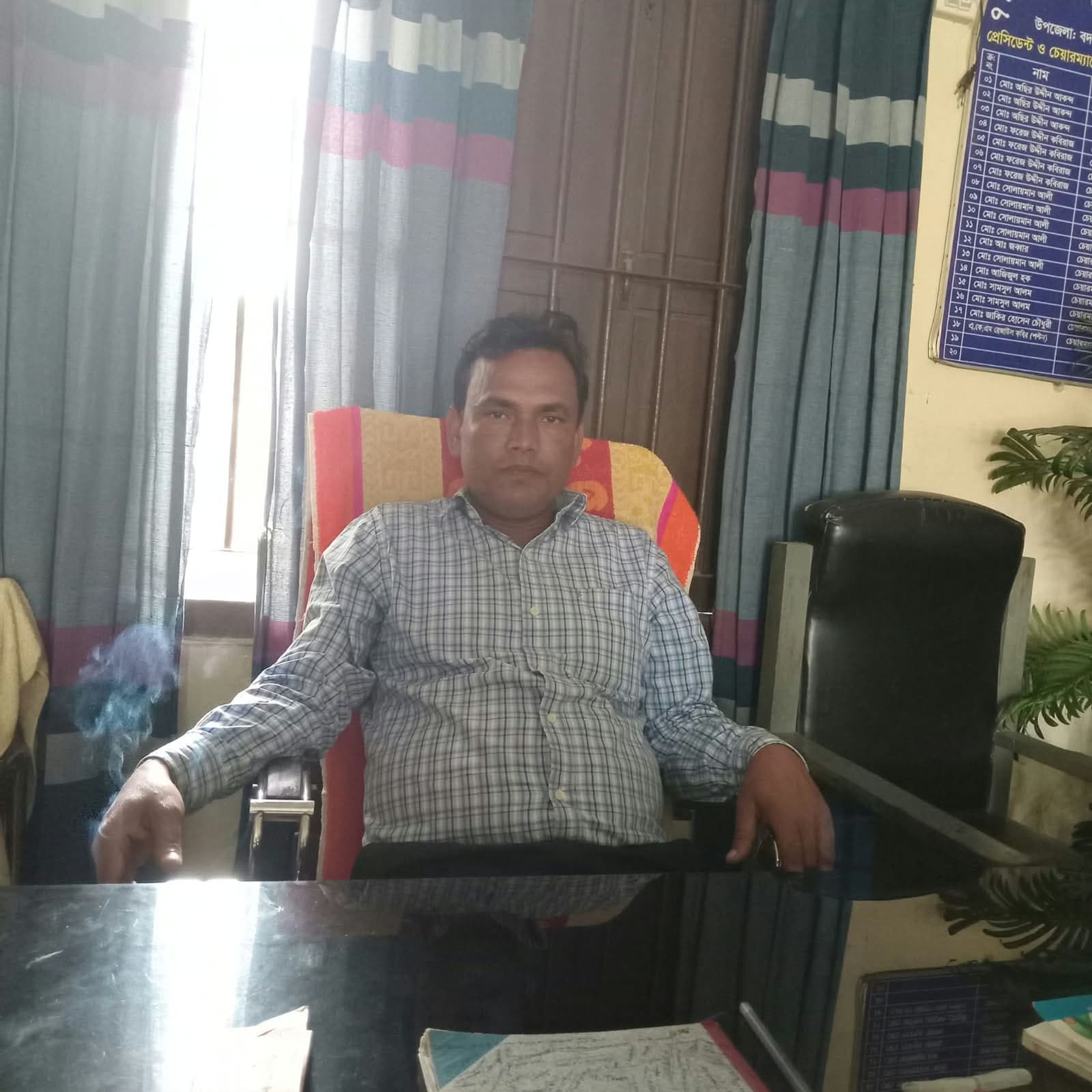 নওগাঁয় সালিসের টাকা থেকে ৫০ হাজার টাকা ‘খাটুনির মজুরি’ নেওয়ার অভিযোগ চেয়ারম্যানের বিরুদ্ধে