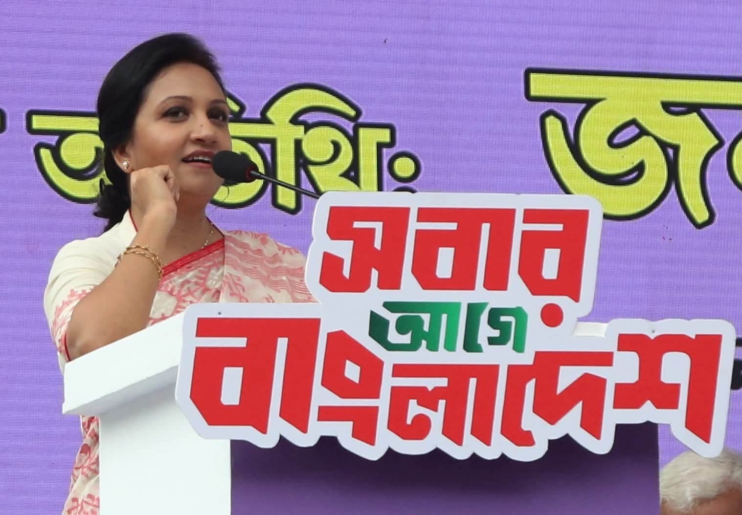 সাধারণ মানুষের দোরগোড়ায় সরকারি সেবা: পাবনা ও সিরাজগঞ্জের হাল ধরলেন ব্যারিস্টার ফারজানা পুতুল