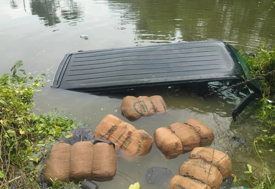 পুলিশের ধাওয়ায় নিয়ন্ত্রণ হারিয়ে মাইক্রোবাস পুকুরে, ভেসে উঠল ৯ বস্তা গাঁজা