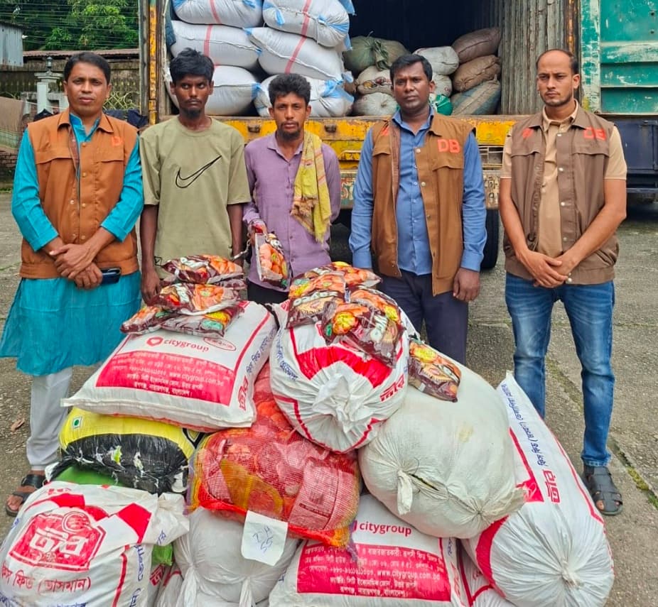 বিশ্বম্ভরপুরে ডিবি পুলিশের অভিযানে ভারতীয় ফুচকা,কাভার্ডভ্যানসহ ৬৫ লাখ টাকার মামলামাল জব্দ, আটক ২