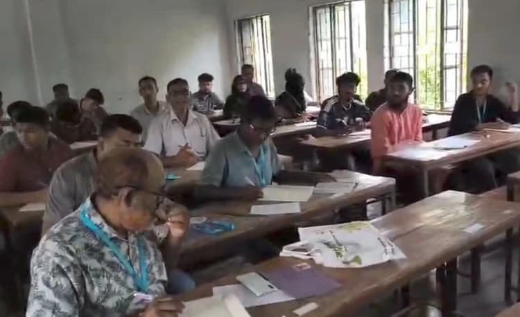 বই খুলে পরীক্ষা ধরতেই সাংবাদিকদের ওপর হামলা, সরঞ্জাম ছিনিয়ে কক্ষে আটকে রাখল শিক্ষক-ছাত্ররা
