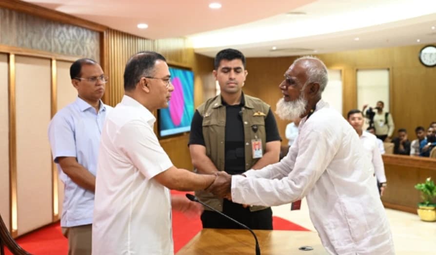 প্রধানমন্ত্রী তারেক রহমানের বড় পদক্ষেপ: গুম ও শহীদের পরিবারের ৭৪ জনকে সরকারি চাকরি