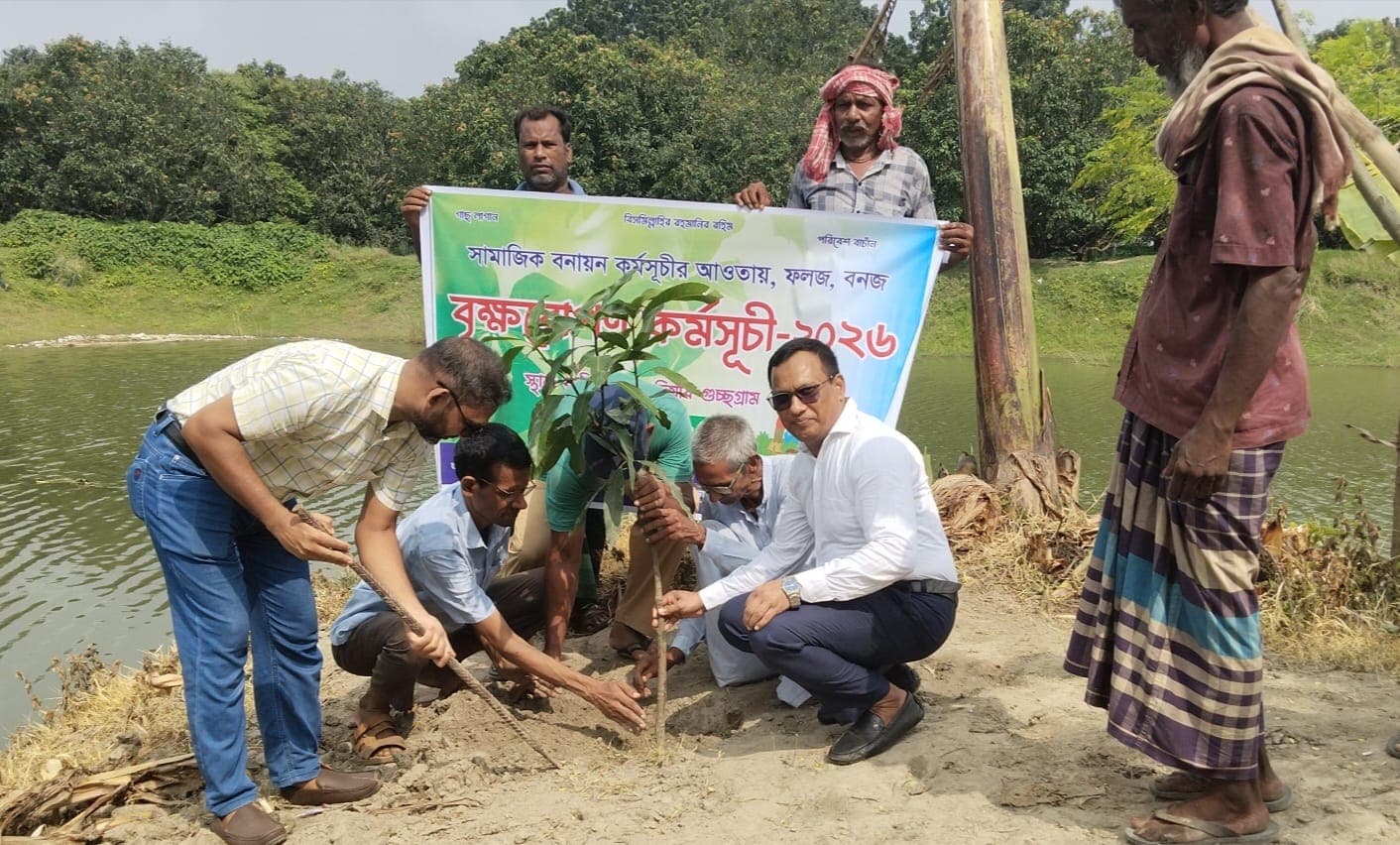 রানীহাটি পাড়দিয়ার গুচ্ছগ্রামে সামাজিক বনায়ন কর্মসূচির আওতায় বৃক্ষরোপণ