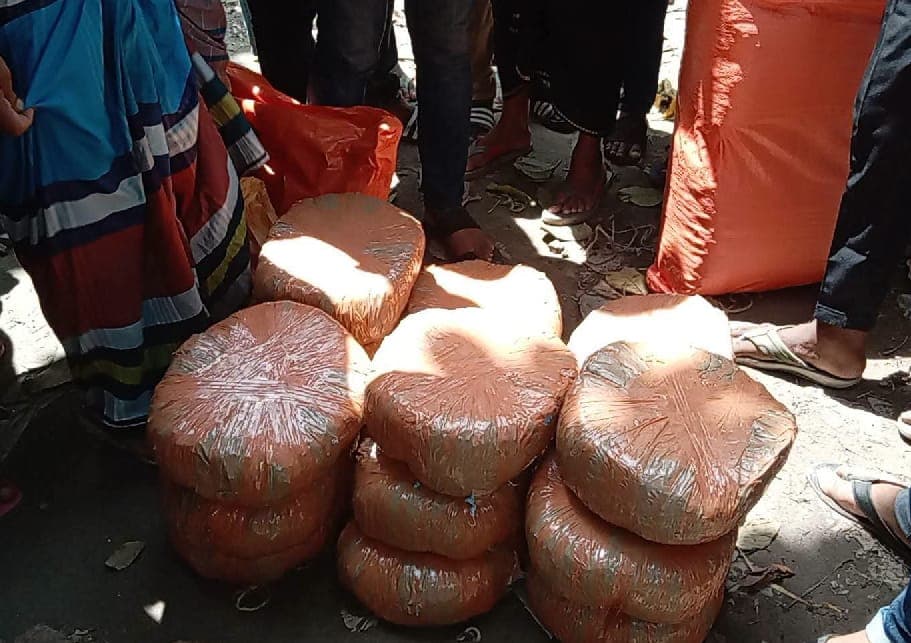 প্রাইভেটকারে ২৫ প্যাকেট গাঁজা! ব্রাহ্মণবাড়িয়ায় মাদক পাচারকারীদের যেভাবে ধরে ফেলল সাধারণ মানুষ