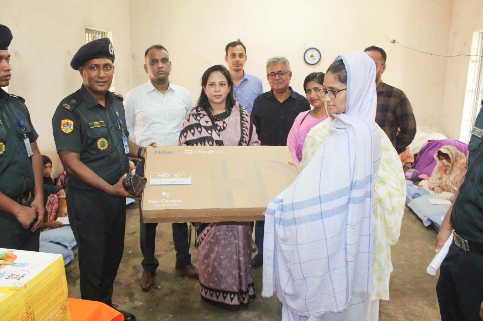 বন্দীদের স্বাবলম্বী ও দক্ষ করতে নরসিংদী কারাগারে টিভি, সেলাই মেশিন ও বাদ্যযন্ত্র বিতরণ