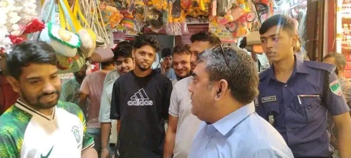 মেয়াদোত্তীর্ণ বীজ ও অবৈধ কসমেটিকস বিক্রি! আলমডাঙ্গার বাজারে ভোক্তা-অধিকারের অভিযানে বড় জরিমানা