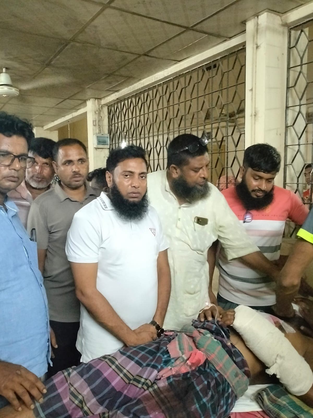 বেনাপোল বন্দরে লোডিংয়ের সময় বুকের ওপর পড়ল ভারী যন্ত্র, মৃত্যুর সঙ্গে লড়াই করছেন শ্রমিক