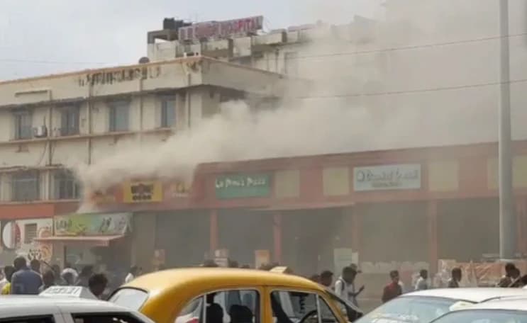 কলকাতার শিয়ালদহ স্টেশনের ফুড কোর্টে আগুন