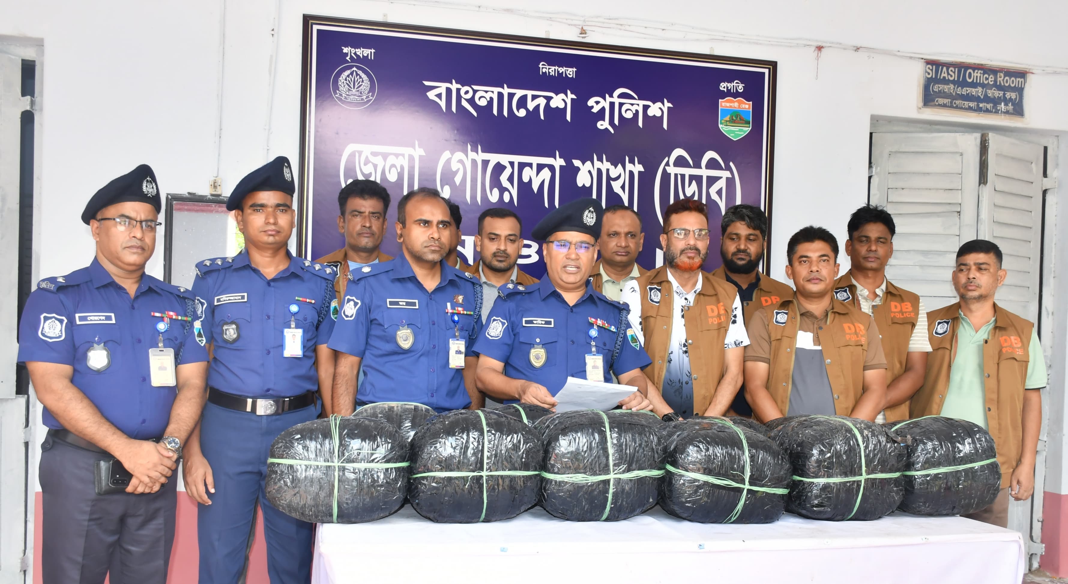 ৪২ কেজি ৫০০ গ্রাম গাঁজাসহ নওগাঁয় গ্রেফতার মাদক ডিলার, ডিবি পুলিশের বড় সাফল্য