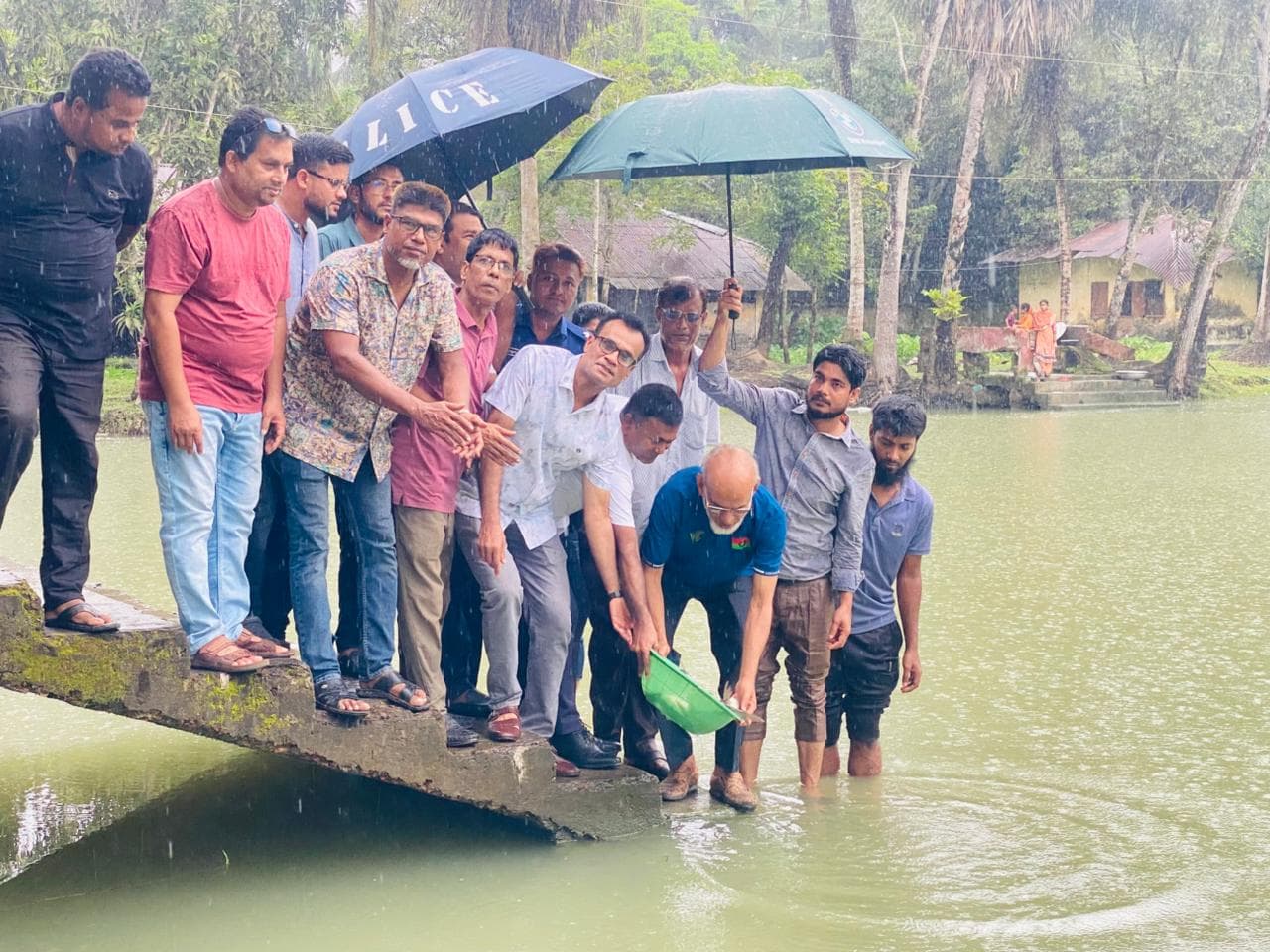 পিরোজপুর বিএনপির ৪৮তম প্রতিষ্ঠাবার্ষিকীতে জিয়ানগরে মাছের পোনা অবমুক্ত