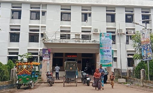 সরকারি কোয়ার্টারে ব্যক্তিগত চেম্বার ও চড়া ভিজিট: নবীনগরের চিকিৎসকদের বিরুদ্ধে তীব্র ক্ষোভ