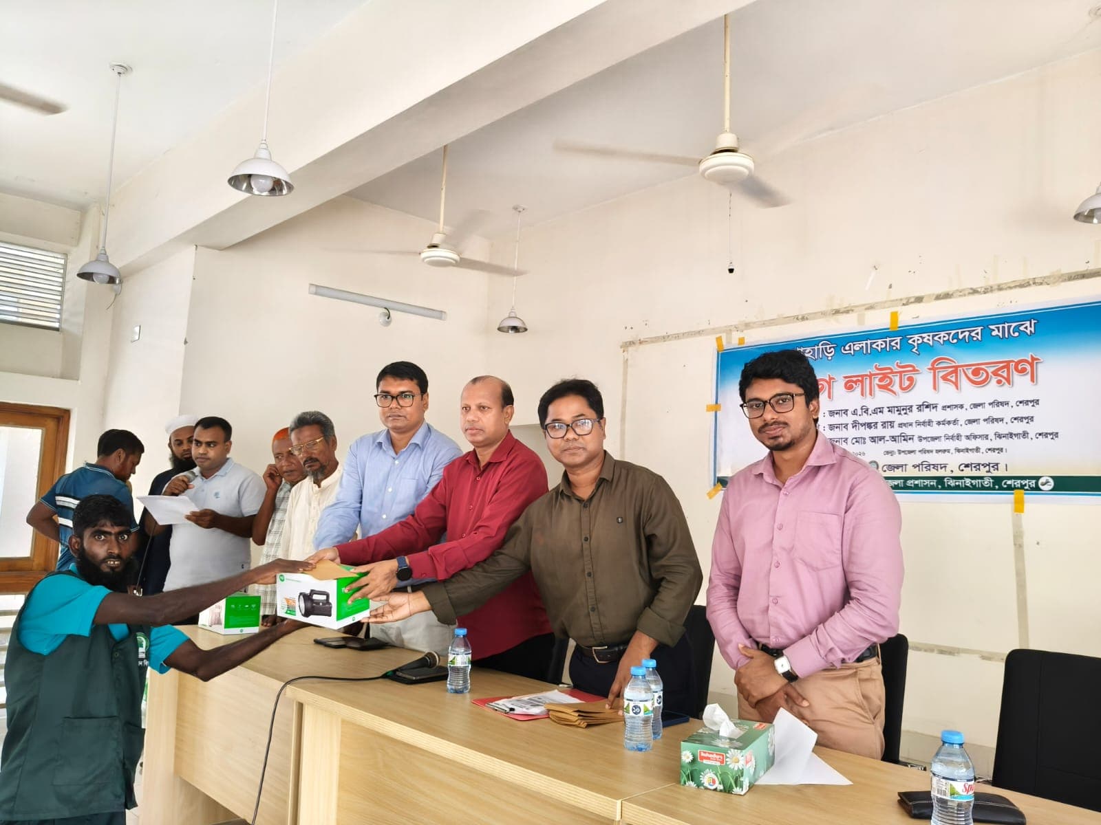ঝিনাইগাতীর পাহাড়ি কৃষকদের মাঝে জেলা পরিষদের উদ্যোগে জগ লাইট বিতরণ