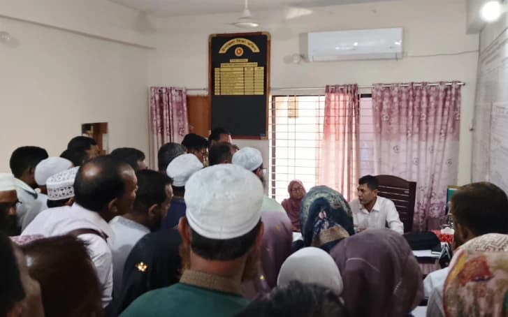 নান্দাইলে শিক্ষা কর্মকর্তার দুর্নীতি তদন্ত, ক্লাস ছেড়ে অফিসে শিক্ষকদের উপস্থিতি নিয়ে তুমুল বিতর্ক