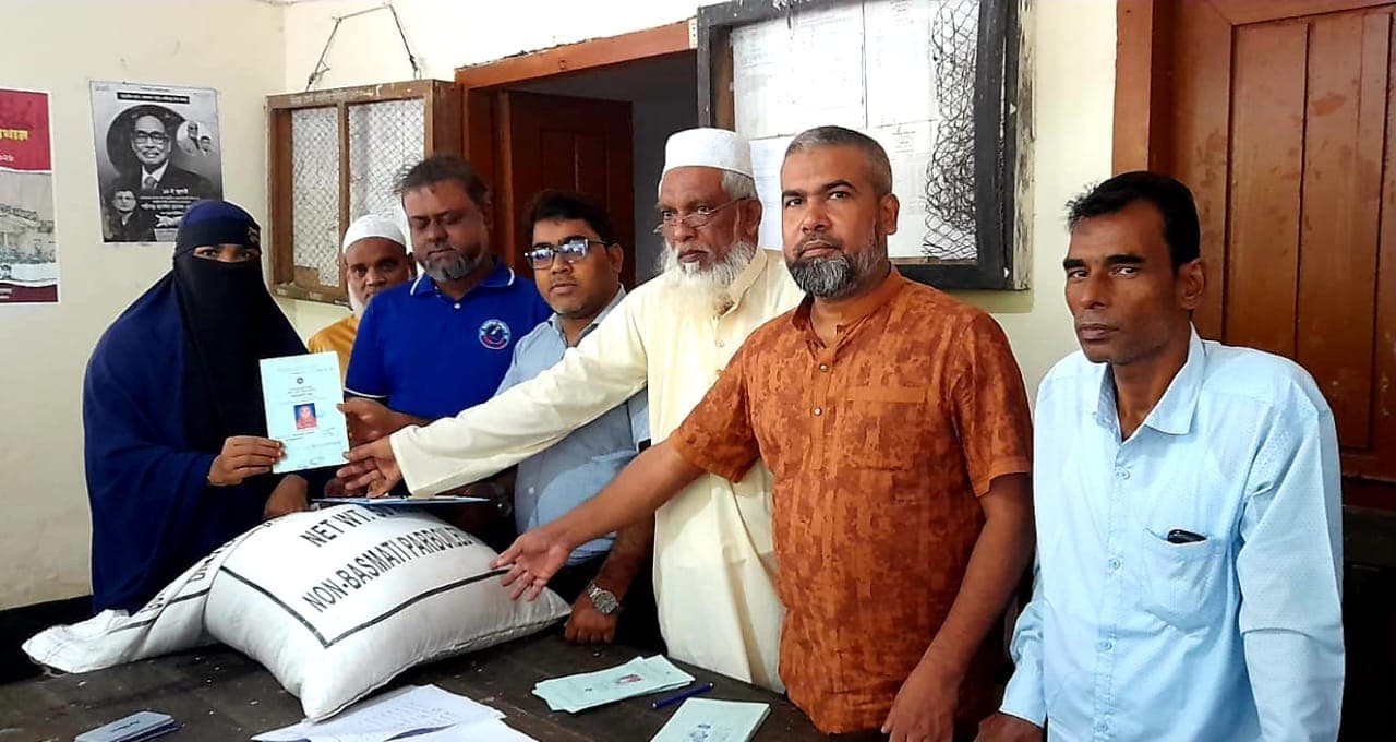 কাঁঠালিয়ায় ২৩৪টি অসহায় পরিবারের মুখে হাসি ফুটিয়ে ভিজিডির চাল বিতরণ