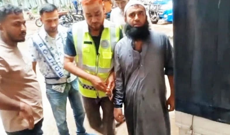 ছাত্রীকে ধর্ষণের অভিযোগে চুয়াডাঙ্গায় মহিলা মাদরাসার ‘বড় হুজুর’ আটক, গণপিটুনির পর পুলিশি গ্রেপ্তার