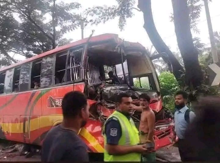 ফেনীতে বাস, কাভার্ডভ্যান ও লরি সংঘর্ষে নিহত-৪