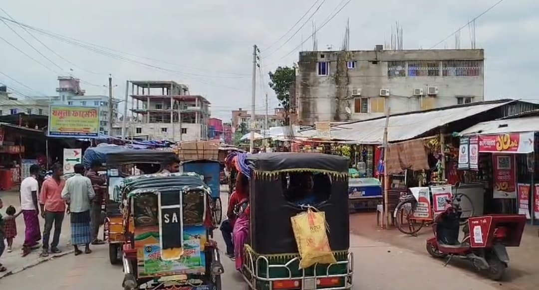 গোপালগঞ্জে ৬০ ফুটের সড়ক এখন ২৫ ফুট, দুই মিনিটের পথ যেতে লাগে ২০ মিনিট