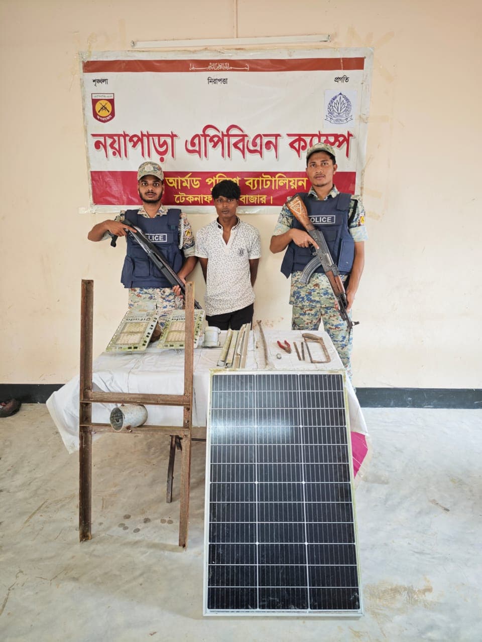 নয়াপাড়া ক্যাম্পে চোরচক্রের সদস্য আটক, উদ্ধার সোলার সামগ্রী