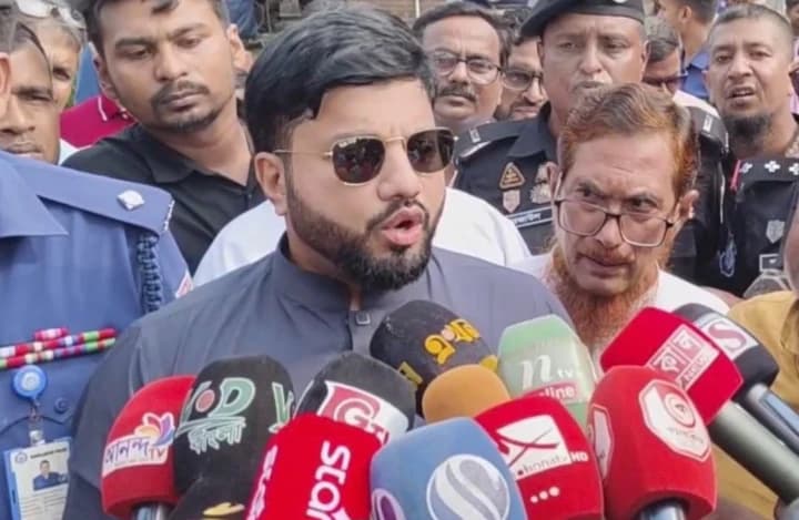 লংমার্চে ১ লক্ষ লিটার জ্বালানি অপচয় ও জনগণের ভোগান্তি: বিরোধী দলের সমালোচনা ইশরাক হোসেনের