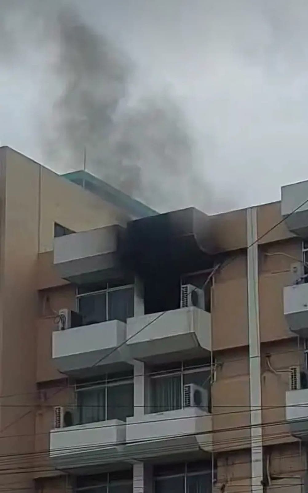 খুলনার হোটেল টাইগার গার্ডেনে অগ্নিকাণ্ড, ফায়ার সার্ভিসের চেষ্টায় বড় ক্ষতি থেকে রক্ষা
