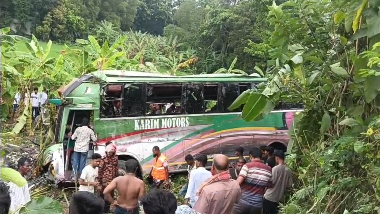 মুকসুদপুরে বাস খাদে পড়ে নিহত ৩, আহত অন্তত ২০