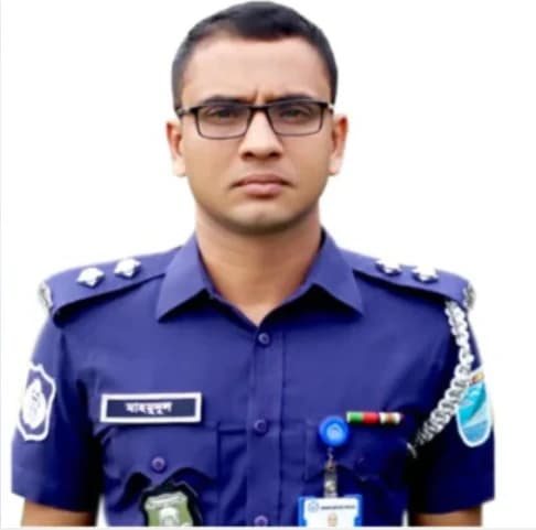 প্রতারণা ও নৈতিক স্খলনের দায়ে ডিবি কর্মকর্তার দুই বছরের বেতনবৃদ্ধি স্থগিত করল স্বরাষ্ট্র মন্ত্রণালয়