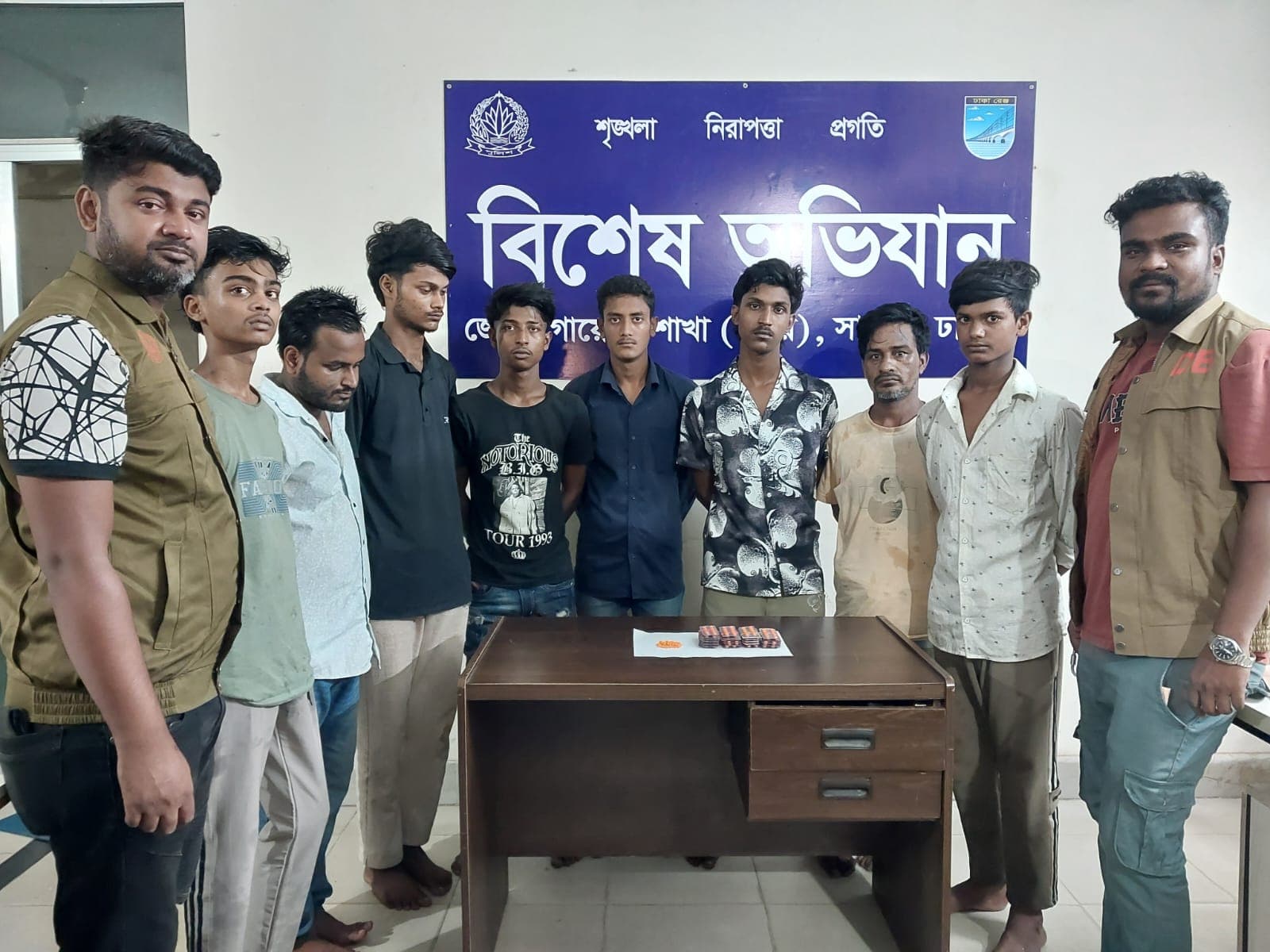 আশুলিয়া থেকে ইয়াবা ও ট্যাপেন্টাডলসহ ৮ মাদক ব্যবসায়ীকে গ্রেপ্তার করেছে ডিবি 