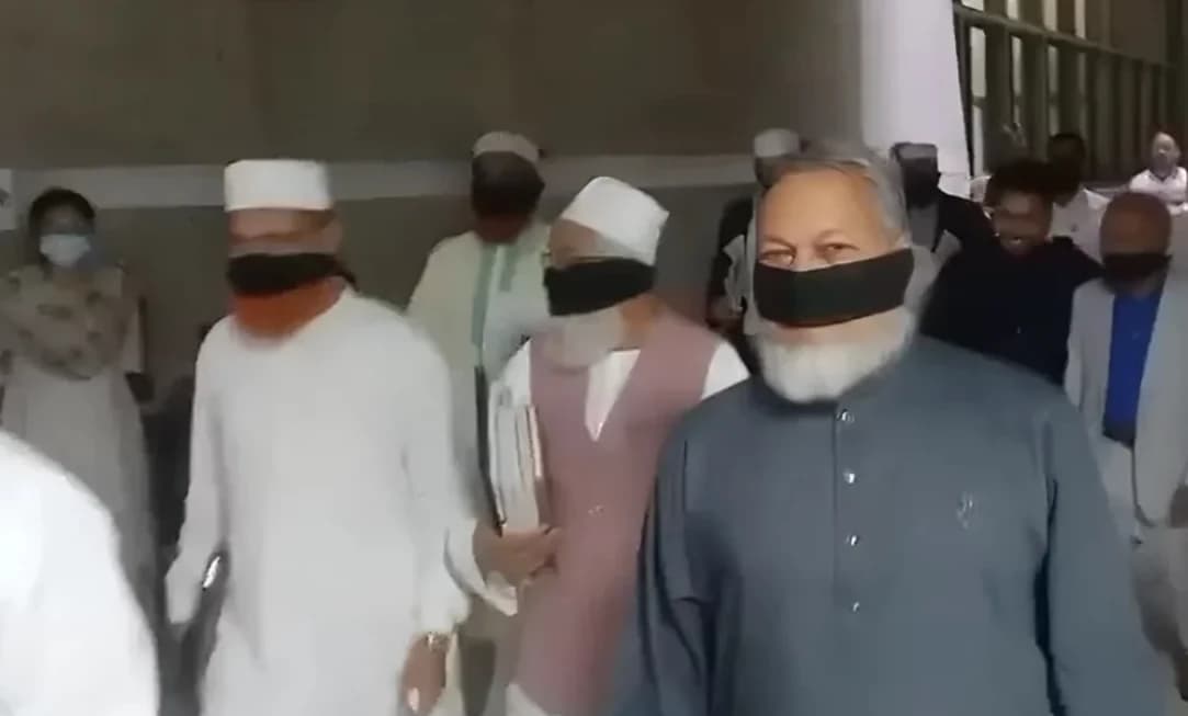 মুখে কালো কাপড় বেঁধে সংসদ ভবন ছাড়লেন বিরোধীদলীয় সদস্যরা, তীব্র ক্ষোভে উত্তাল সংসদ