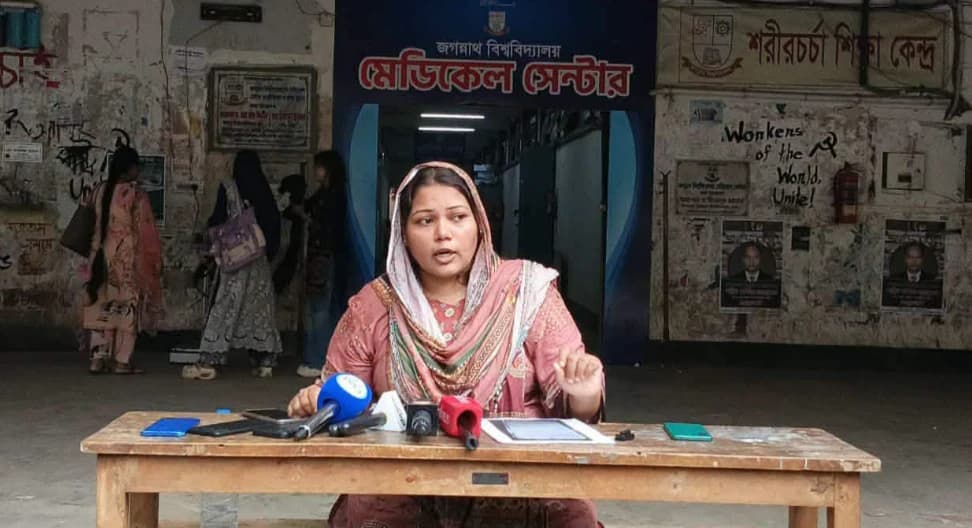 ভোরে মেসে ঢুকে জবি ছাত্রীকে তুলে নেওয়ার চেষ্টা, আতঙ্কে কাঁপলেন মমতাজ আরা বর্ষা