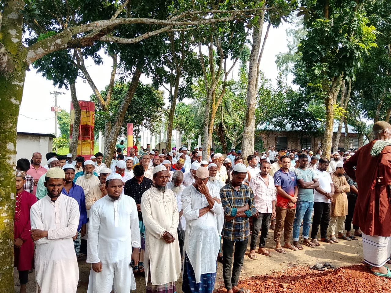 দুর্বৃত্তদের হাতে নিহত মালয়েশিয়া প্রবাসী নজরুল ইসলামের দাফন সম্পন্ন