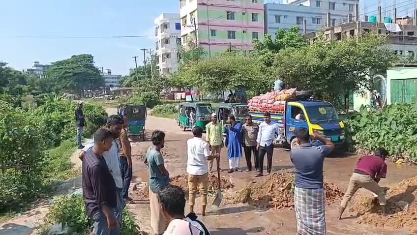 আনোয়ারার দক্ষিণ বন্দরে ঝুঁকিপূর্ণ সড়কের গর্ত সংস্কার, স্বেচ্ছাসেবক দলের উদ্যোগে নিরাপদ হলো পথচলা