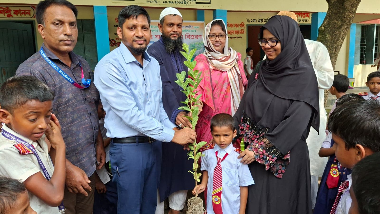 তেঁতুলিয়ায় বাবার স্মরণে শিক্ষার্থীদের মাঝে ৬৫০টি গাছের চারা বিতরণ করলেন ছেলে সাইফুল ইসলাম 