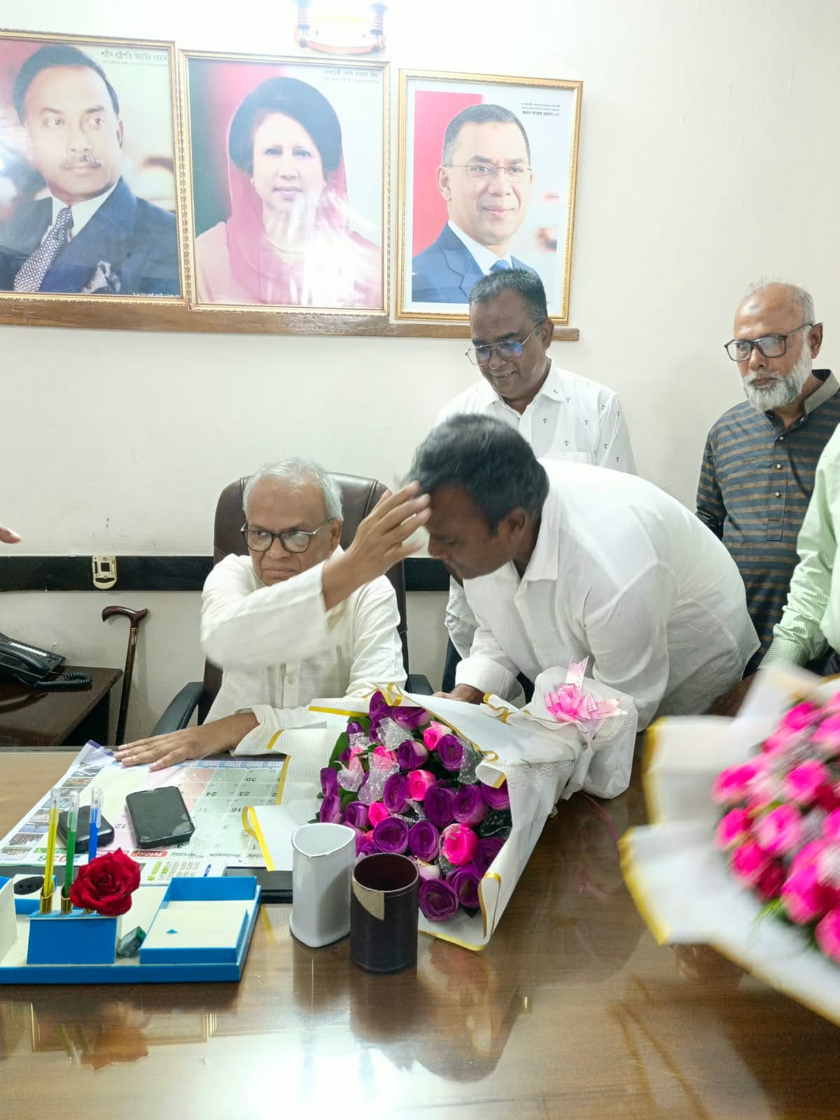বিএনপির ভারপ্রাপ্ত মহাসচিব রুহুল কবির রিজভীর সঙ্গে পিরোজপুর সদর থানা বিএনপির কান্ডারী গাজী কামরুজ্জামান শুভ্রর সৌজন্য সাক্ষাৎ
