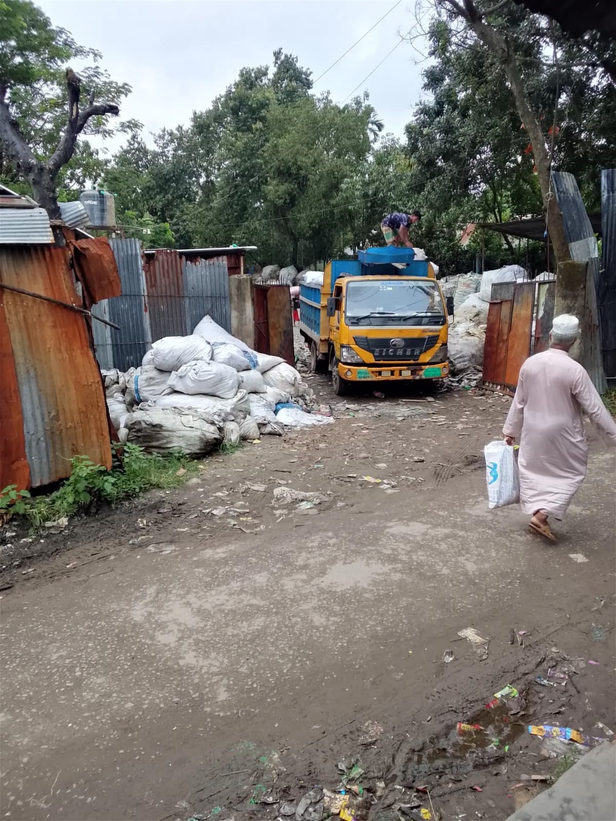 বুড়িচংয়ে ভাঙারির আড়ালে লাখ লাখ টাকার চোরাই পণ্যের হাট, মাসে পাচার ২০ ট্রাকে