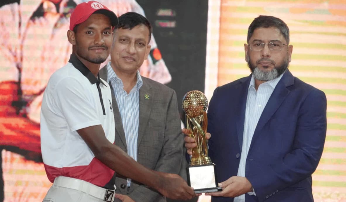 সিএএস কাপ গলফ টুর্নামেন্টের সমাপ্তি: বিজয়ীদের হাতে পুরস্কার তুলে দিলেন সেনাবাহিনী প্রধান