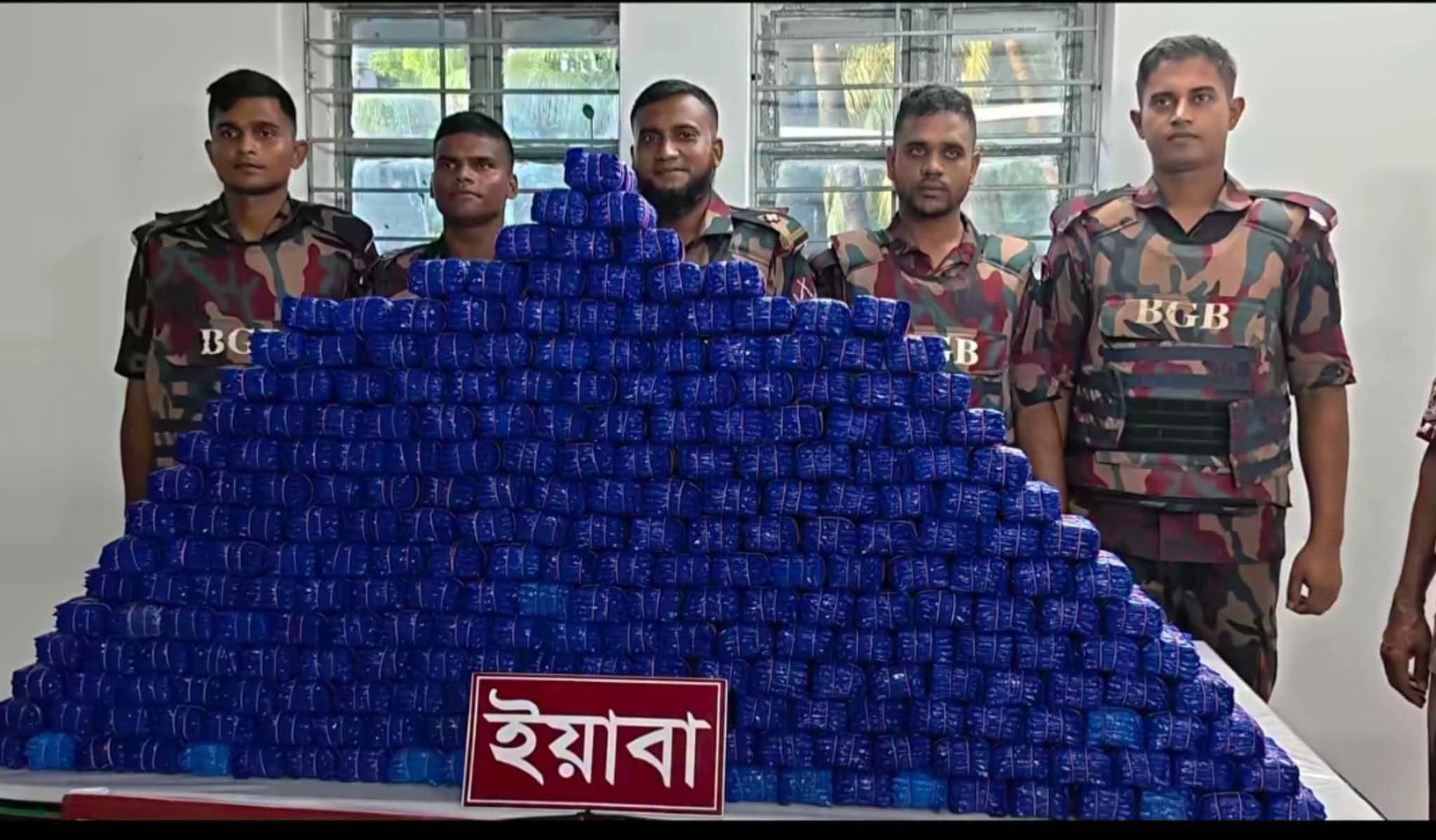 হ্নীলায় নৌকার সঙ্গে বেঁধে ১৪ লাখ ইয়াবা পাচার, দুইজন আটক
