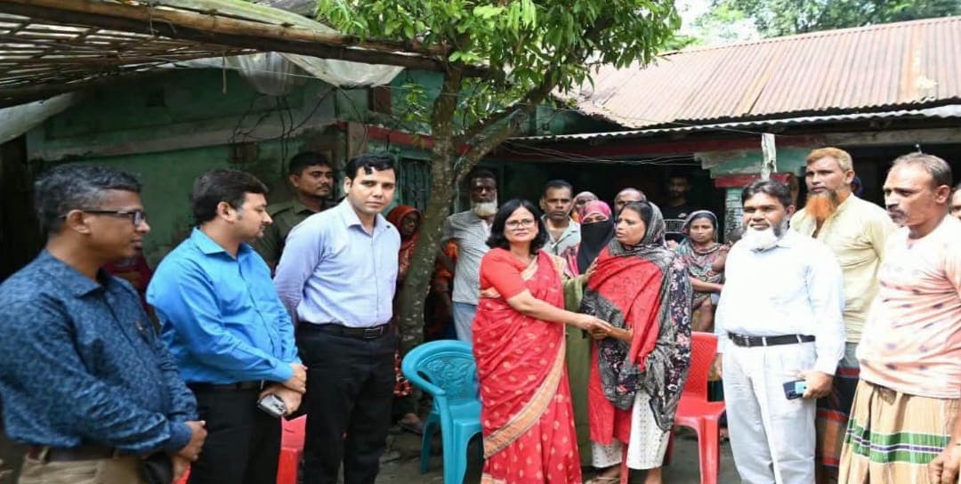 আট দিন পর রাকিবের মরদেহ, শোকাহত মায়ের পাশে খুলনার জেলা প্রশাসক
