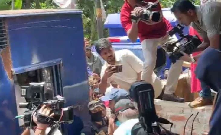অনলাইন স্ক্যামিং চক্রের বড় ধাক্কা: চট্টগ্রামে ৬৩ বিদেশি নাগরিক আটক, উদ্ধার বিপুল সরঞ্জাম
