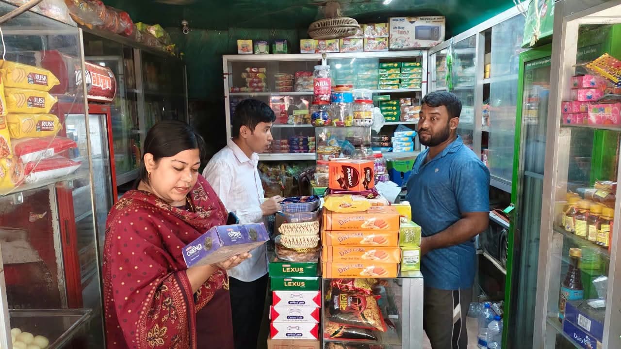 বাঘাইছড়িতে মোবাইল কোর্ট: মেয়াদোত্তীর্ণ পণ্য রাখায় দুই দোকানিকে ১২ হাজার টাকা জরিমানা