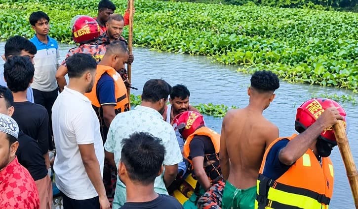 নরসিংদীতে  শীতলক্ষ্যায় গোসলে নেমে নারী ও শিশুসহ ৪ জন নিখোঁজ