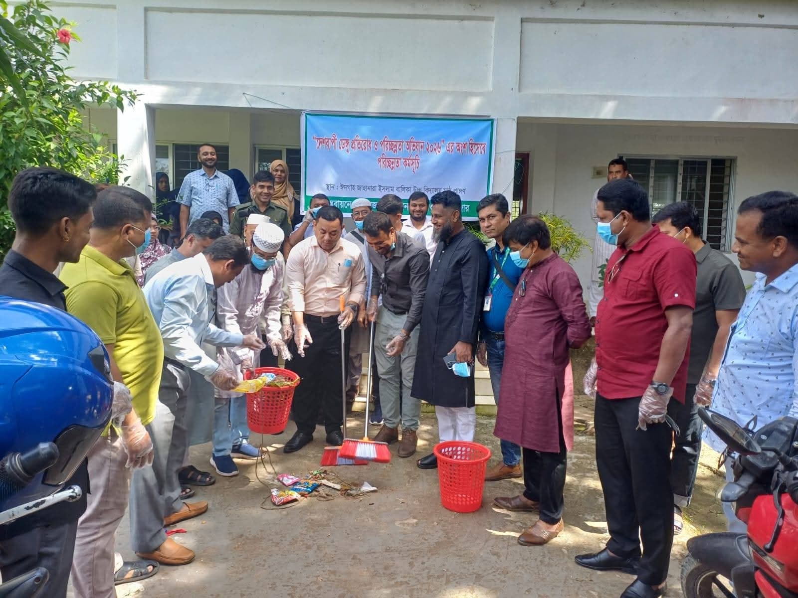 ঈদগাঁওয়ে ডেঙ্গু প্রতিরোধ ও পরিচ্ছন্নতা অভিযান: পরিষ্কার করা হলো বাজার ও সড়ক