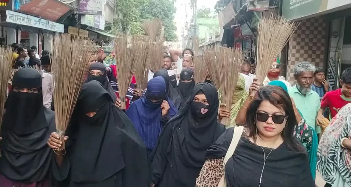 "দালালি আর বিশ্বাসঘাতকতার ইতিহাস!" রুমিন ফারহানাকে অবাঞ্ছিত করে বিএনপির ঝাড়ু মিছিল