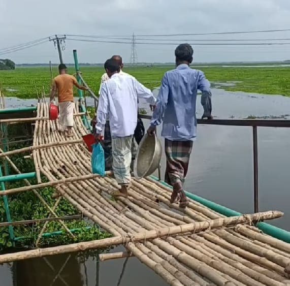 নবীনগরের ইব্রাহিমপুরে ভাঙা বাঁশের সাঁকোই ভরসা, স্থায়ী ব্রিজের আকুতি 