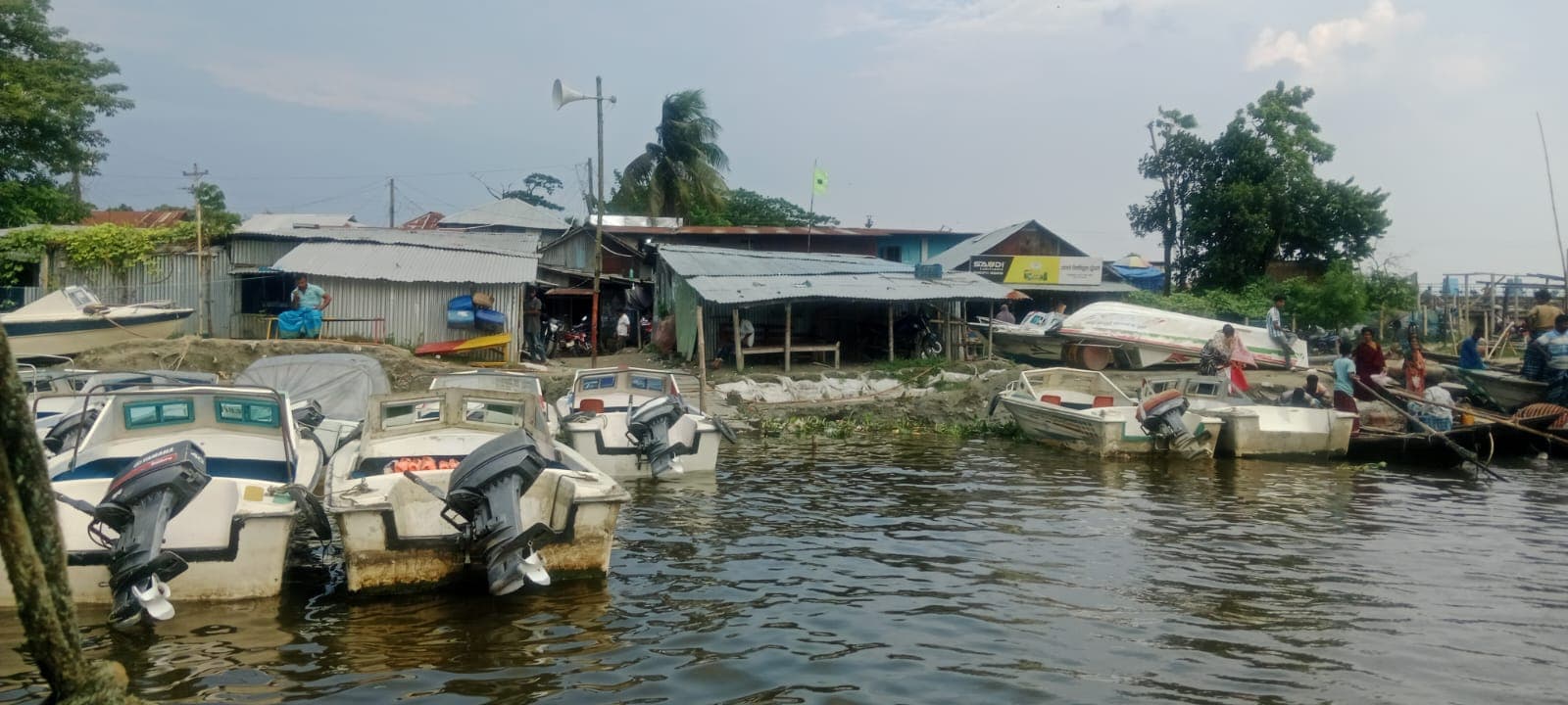 মধুচৌধুরী ঘাটে যাত্রী হয়রানি ও নানান অভিযোগ    জরুরি পারাপারে স্পিডবোটে বাধা দেওয়ার অভিযোগ, ভোগান্তিতে হাজারো যাত্রী